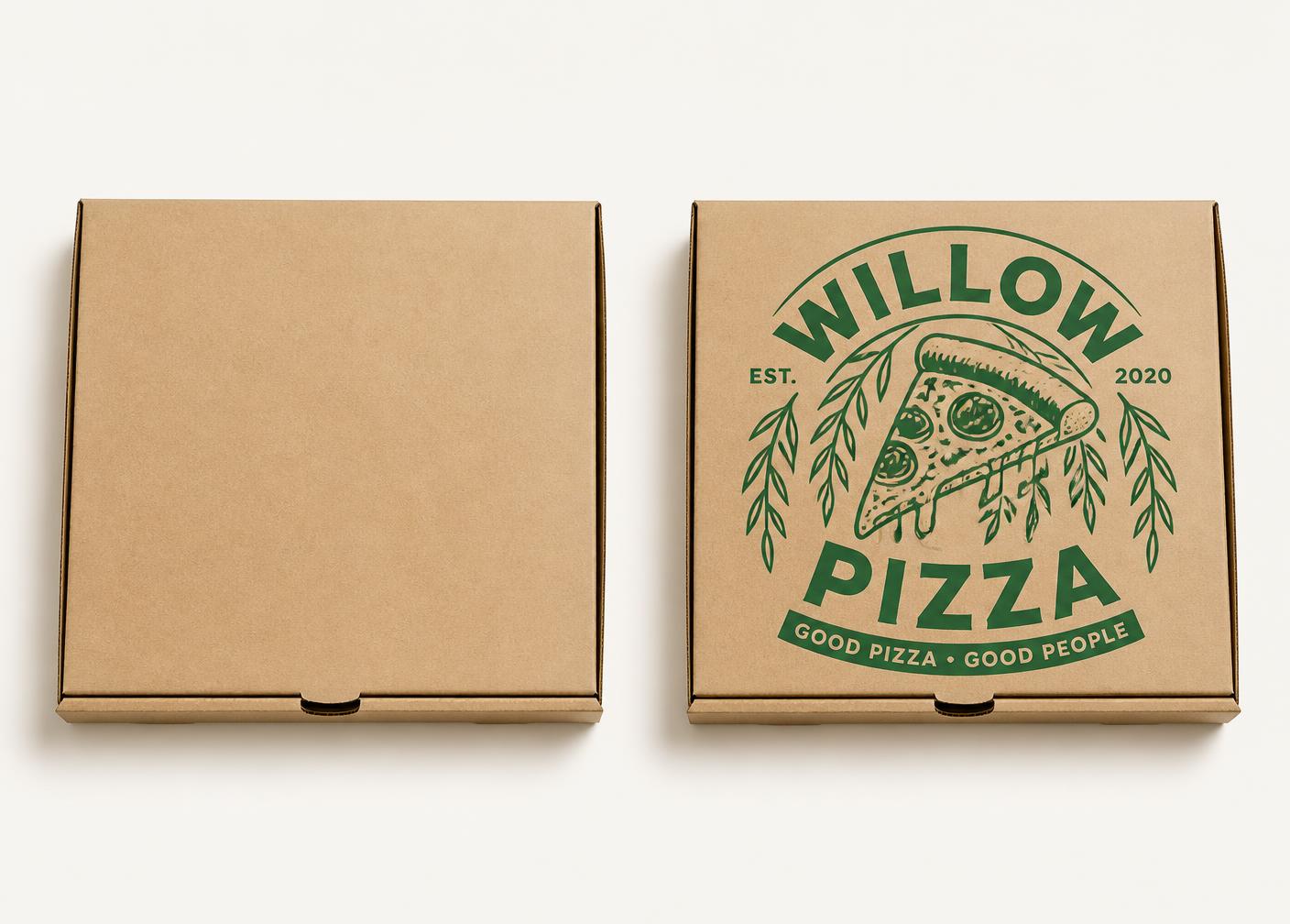 Sima és egyedi logóval nyomott pizzadoboz egymás mellett